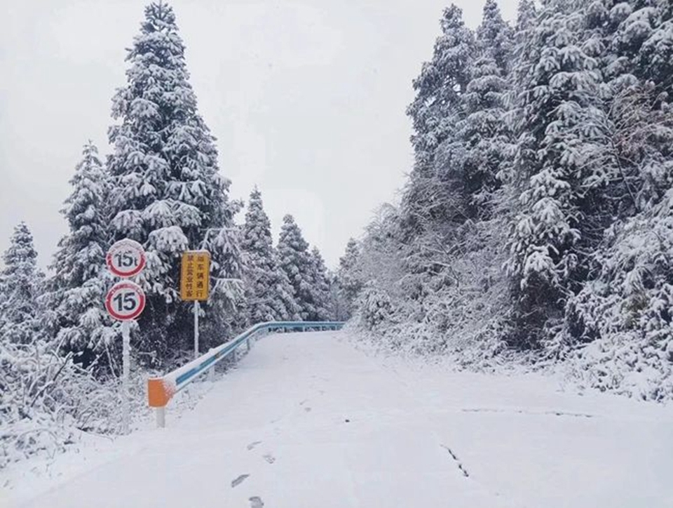 贵州镇远迎来2025年初雪