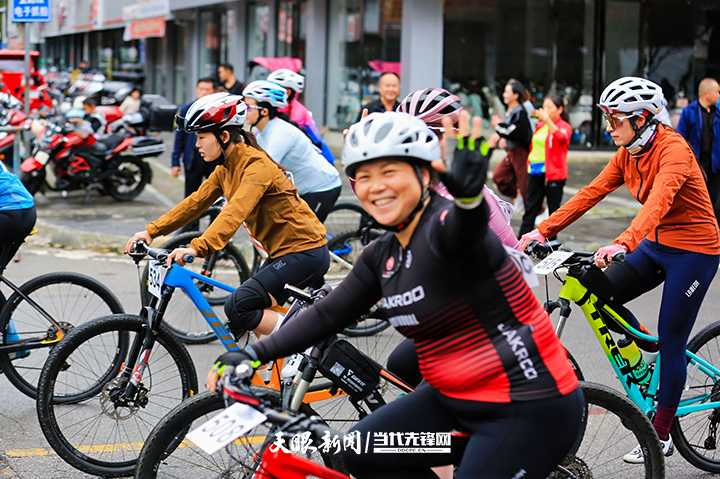 环雷公山骑行 在中国乡村旅游1号公路飞驰