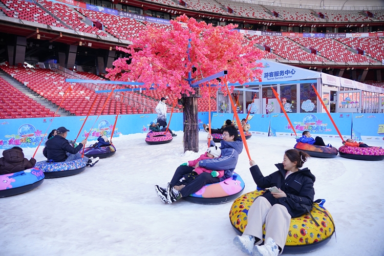 鸟巢欢乐冰雪季正式开放  数实融合引领冰雪新潮