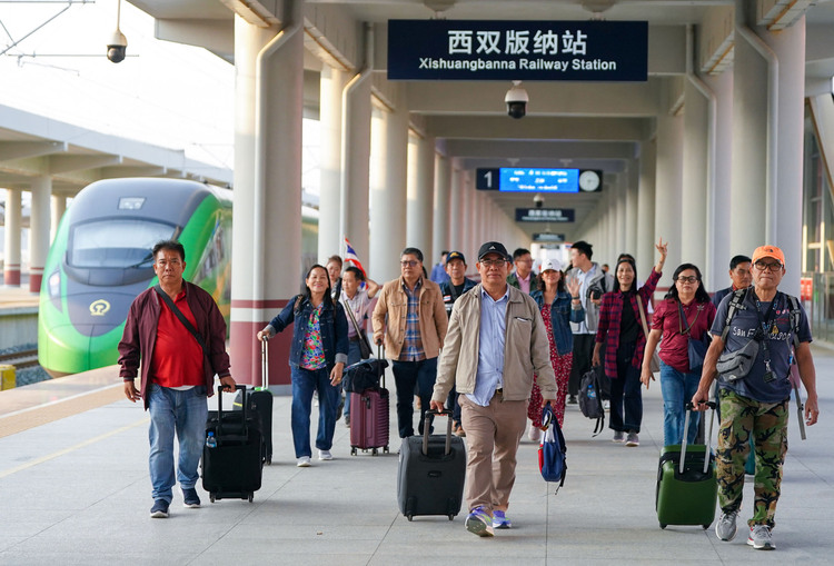 首个东盟国家旅游团免签入境云南西双版纳