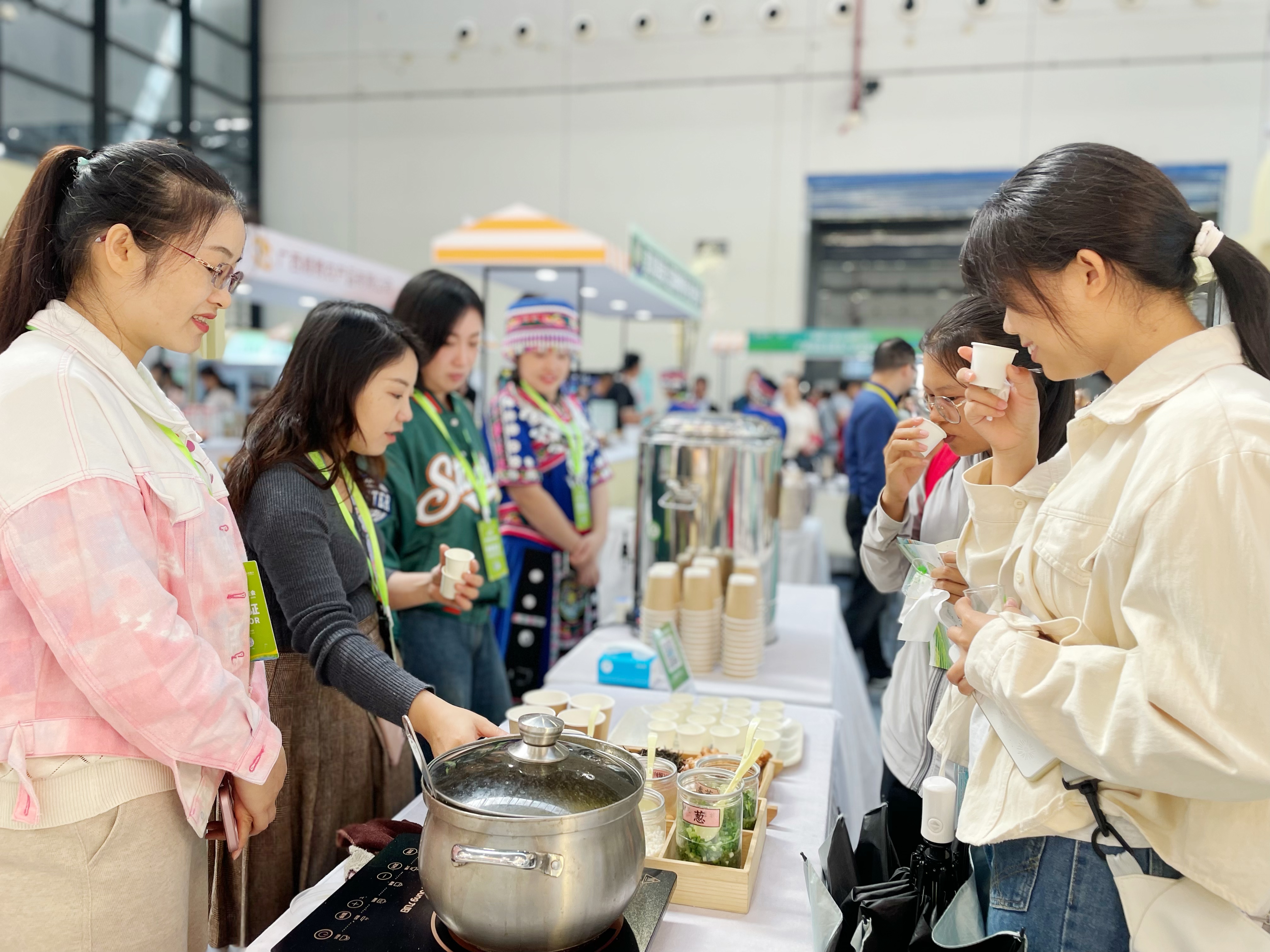 全国农特产品齐聚南宁 吸引众多市民逛展选购