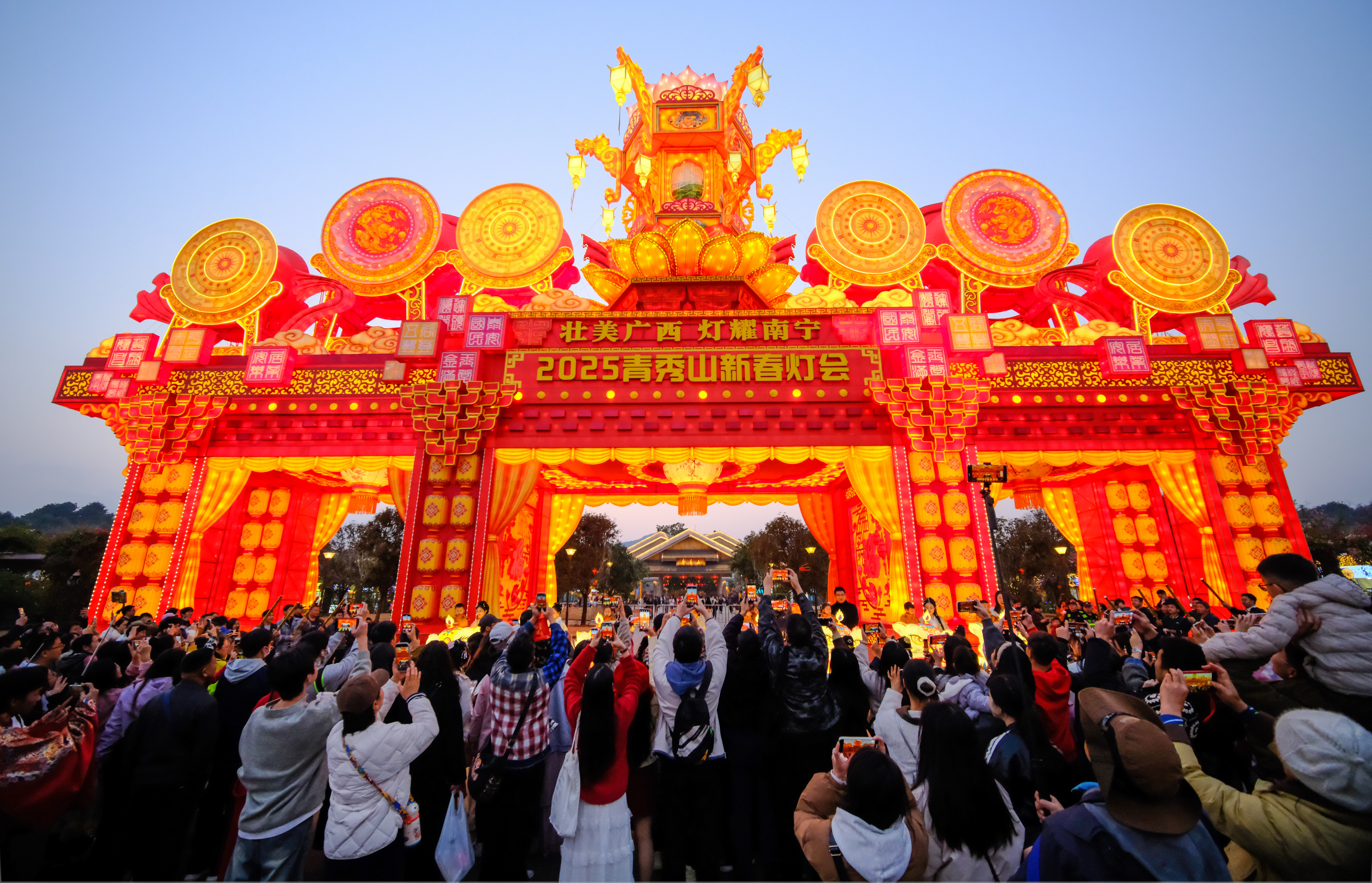 广西南宁青秀山风景区张灯结彩迎新春