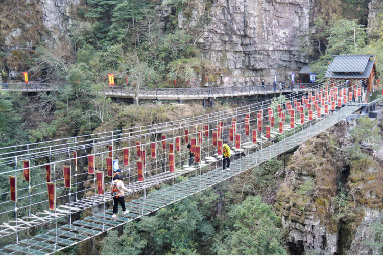 广西首座山岳型无障碍景区开业 游客登大瑶山感受瑶文化