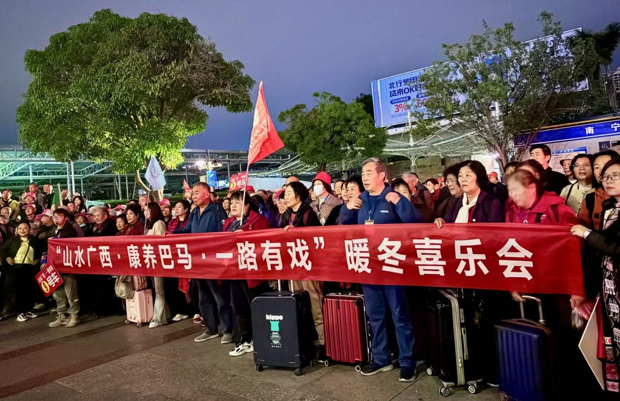 八桂,并以一曲"壮族敬酒歌"向河南游客表达了热情欢迎和美好祝福