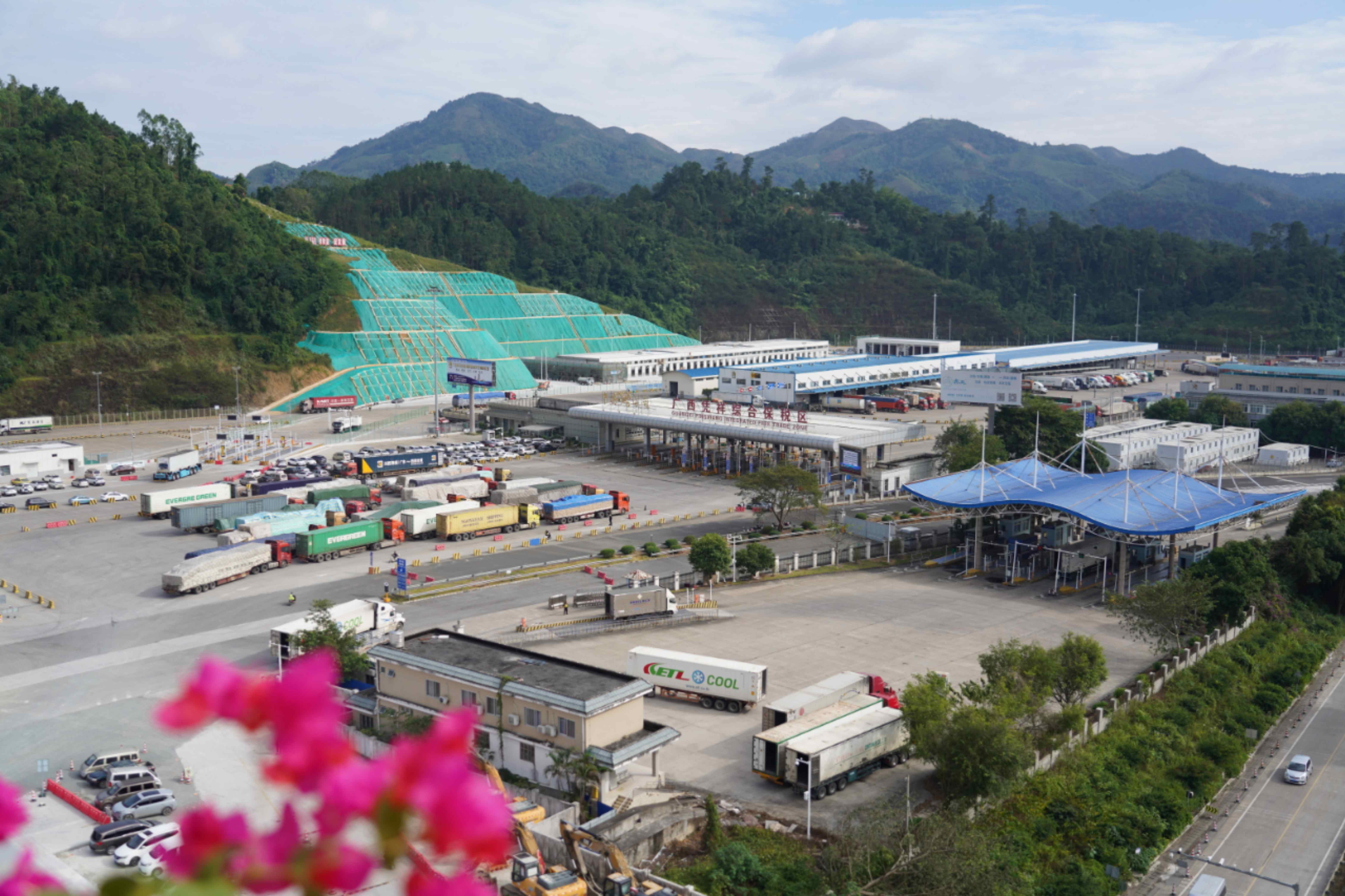 广西凭祥：高效通关助力口岸经济跑出“加速度”