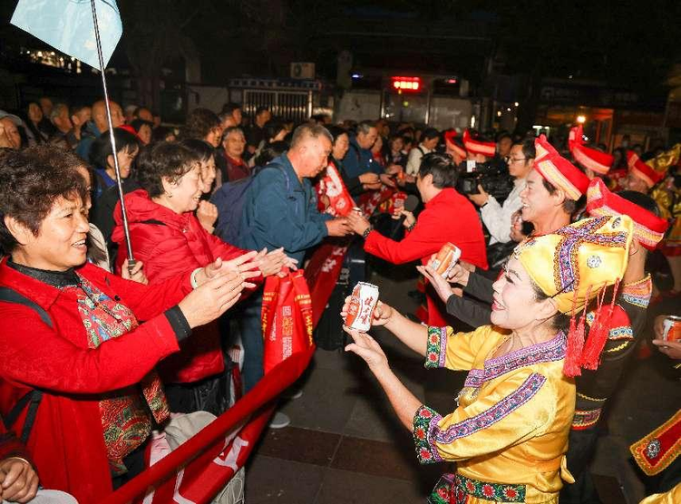 745名河南游客乘戏曲特色旅游专列赏“山水广西”