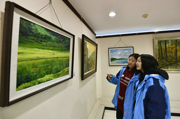 迁安市“万象于心 故乡情真”滕国富绘画作品展开展_fororder_学生正在观展。梁玉水摄