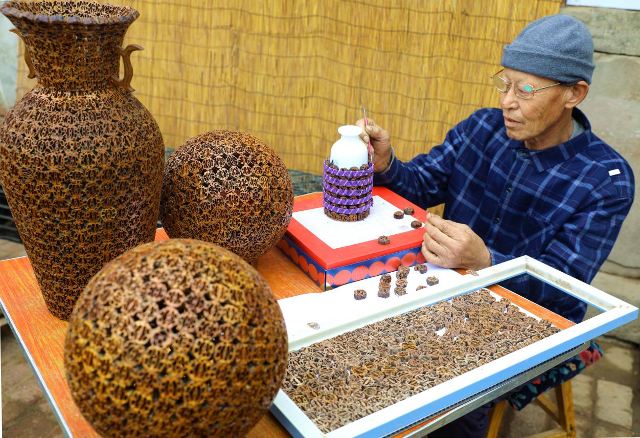 河北平泉：小小山核桃粘出大世界