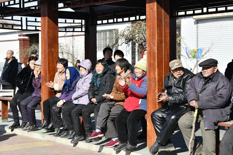 河北迁安：惠民演出进乡村 优秀文化暖民心_fororder_村民观看节目。梁玉水摄.JPG