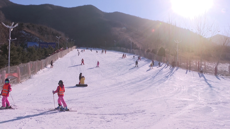 石家庄鹿泉区：西部长青冰雪小镇室外滑雪场“开板”迎客