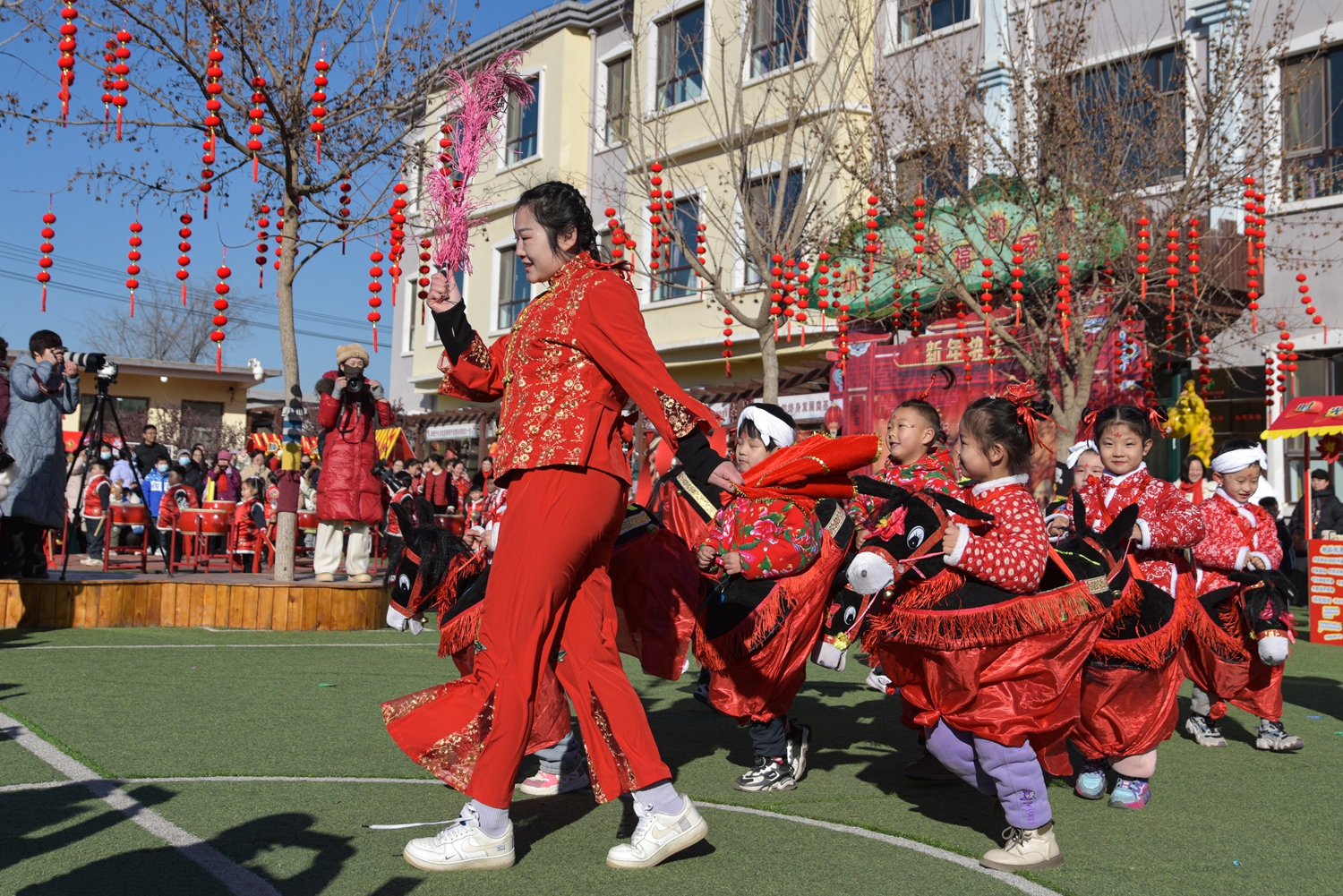 保定市满城区：亲子逛庙会 欢喜过大年