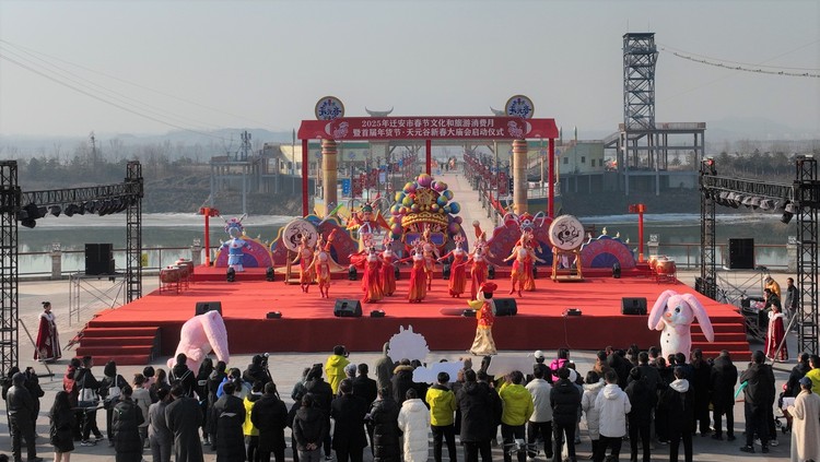 河北迁安：逛庙会买年货 文旅消费过大年