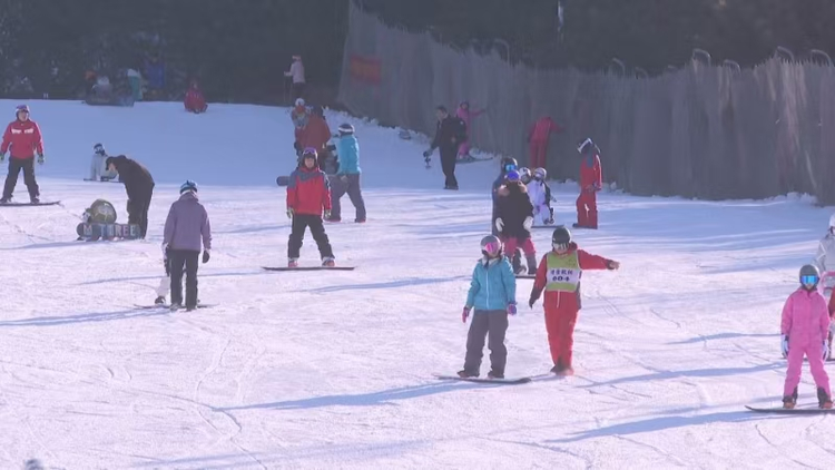 石家庄鹿泉区：西部长青冰雪小镇室外滑雪场“开板”迎客