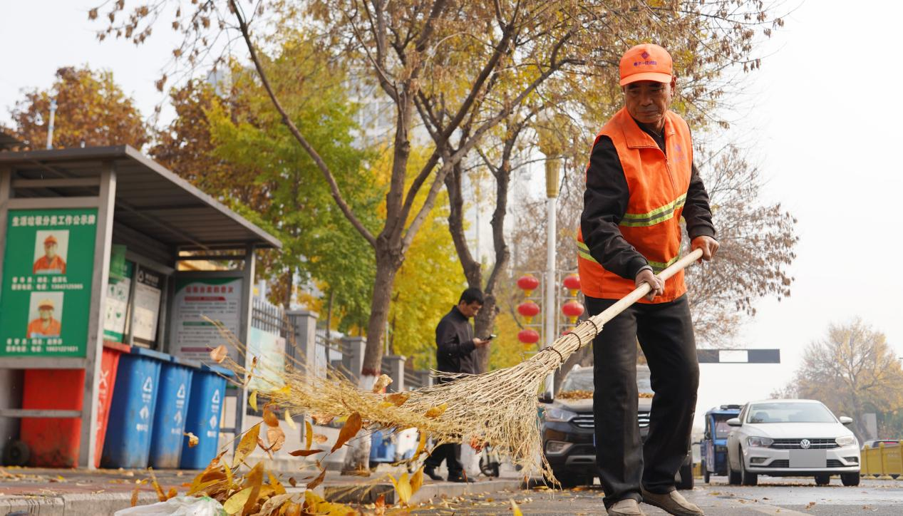 河北涞水：落叶季节“颜值”不掉线 环卫工人扮靓城市容颜