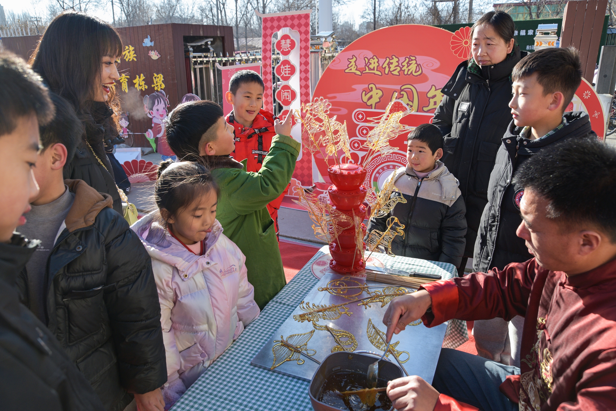 保定市满城区：亲子逛庙会 欢喜过大年