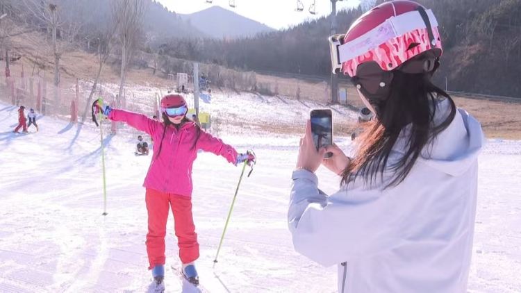 石家庄鹿泉区：西部长青冰雪小镇室外滑雪场“开板”迎客