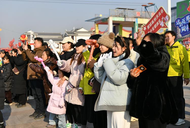 河北迁安：逛庙会买年货 文旅消费过大年