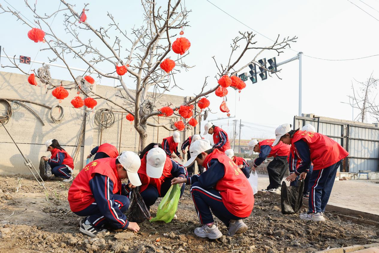 河北肃宁：“小雷锋们”在行动 雷锋精神代代传_fororder_图片 1