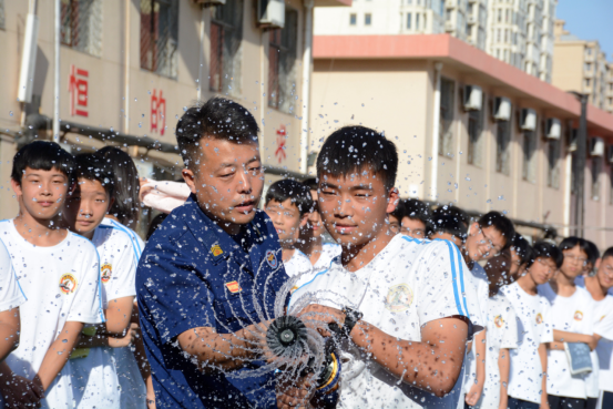 河北献县：守护校园安全 消防演练进行时