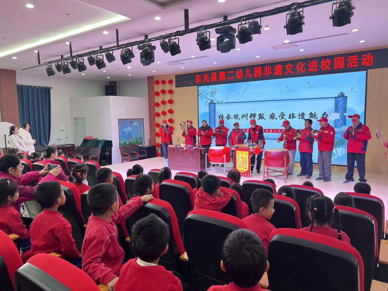 第二实验小学的学生在传承人的带领下学习沙家门武术 摄影 王宏远第二