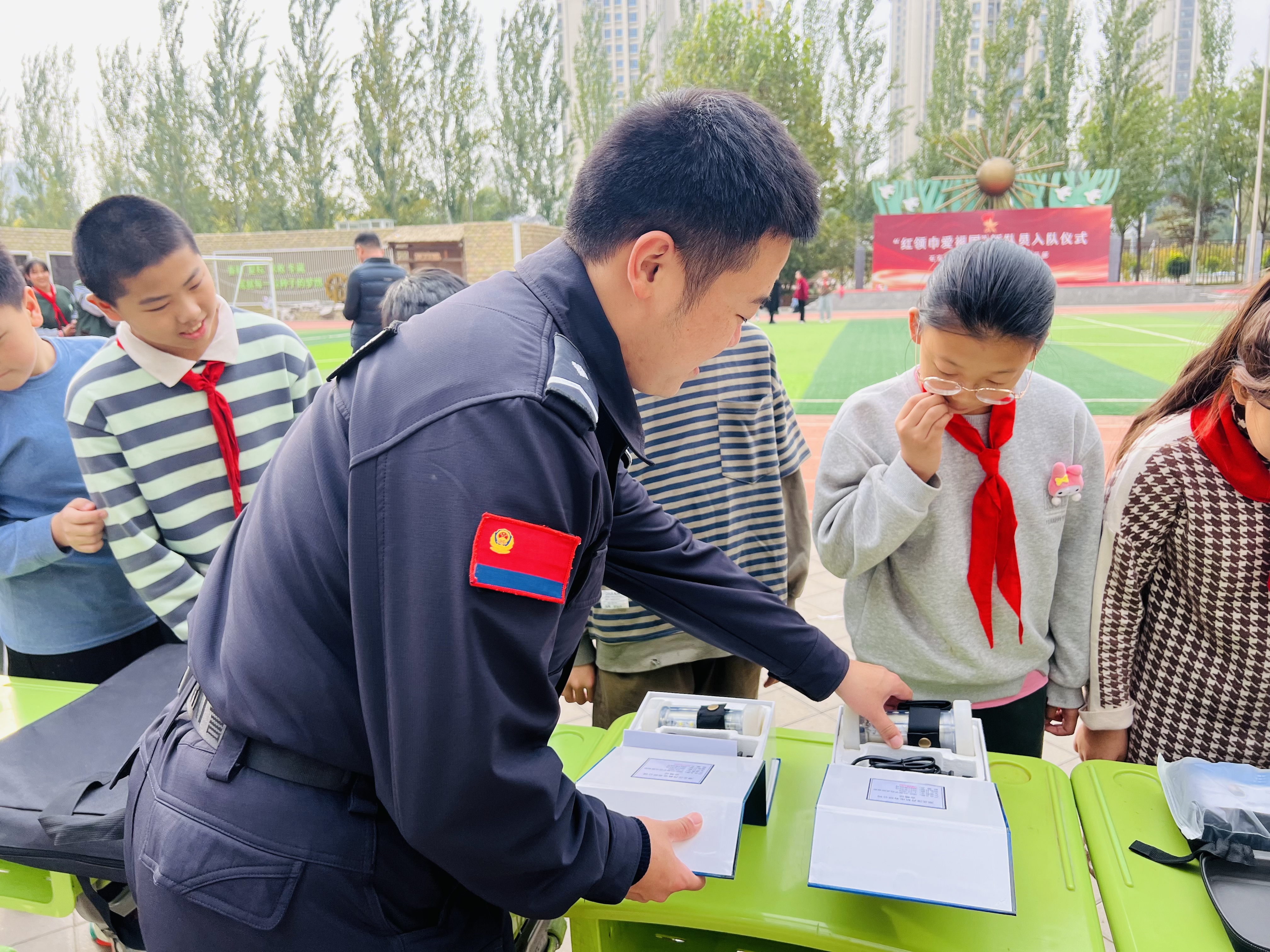 石家庄市育新实验小学：特警进校讲安全 向校园欺凌说不