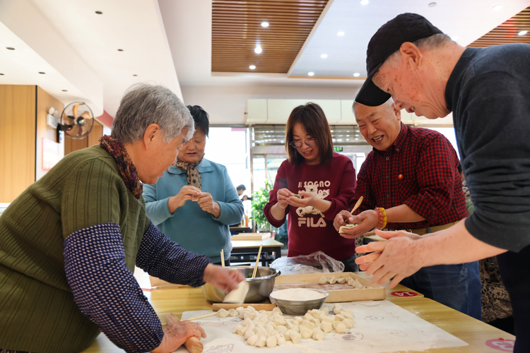 沧州运河区：冬至齐相聚 幸福睦邻情