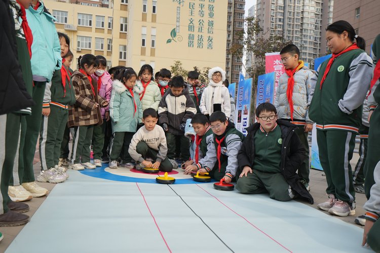 河北石家庄：冰雪运动进校园 点燃青少年冬日激情