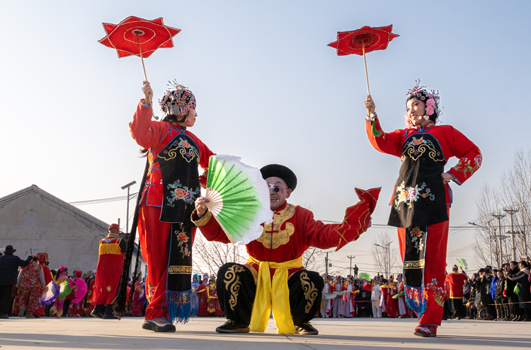 河北迁安：非遗秧歌开集 幸福年味扑面来