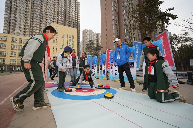 河北石家庄：冰雪运动进校园 点燃青少年冬日激情