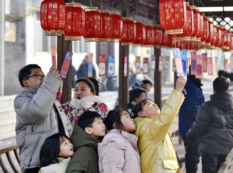 河北迁安：欢乐闹元宵 爱在邻里间