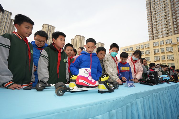 河北石家庄：冰雪运动进校园 点燃青少年冬日激情