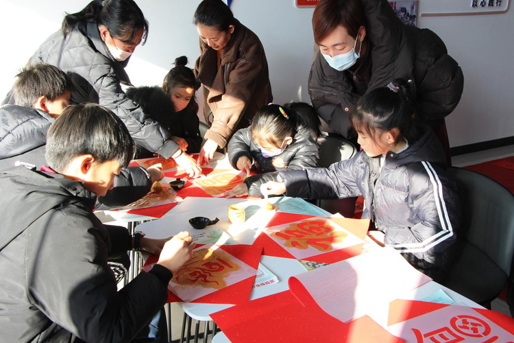 河北高阳：“小书法家”展才艺 写春联送乡邻