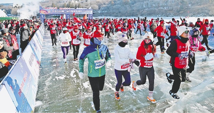 中国·镜泊湖第二届冰上马拉松赛举行