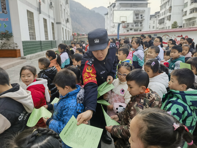 西安铁路公安局西安公安处：实招筑防线 严防护坦途