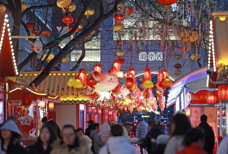 步行街夜晚年味浓