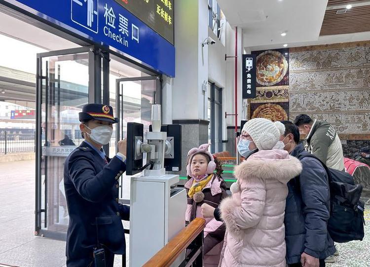 直击春运首日：“最美的路就是回家的路”