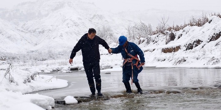 国网咸阳供电公司：浴“雪”奋战 抢修供电线路保民生_fororder_ca8de9d365984a668450eb56a8d4c580.4096x3072.750x2147483647