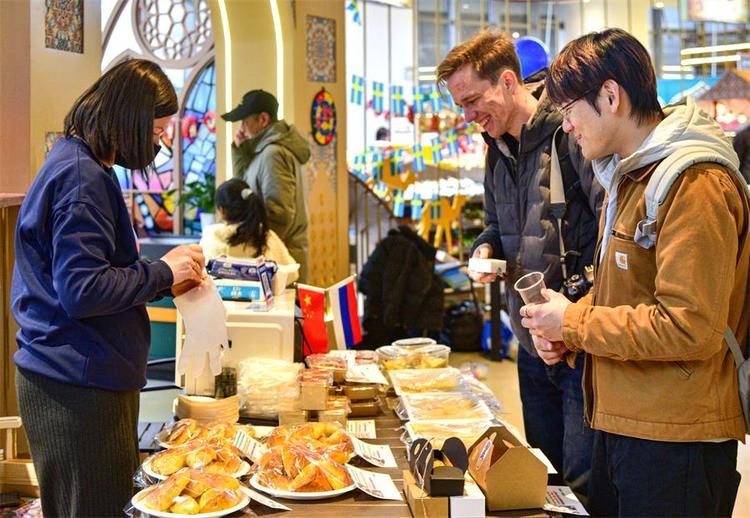 丝路文化集市西安开市 欧亚非十国美食手工艺品齐聚一厅