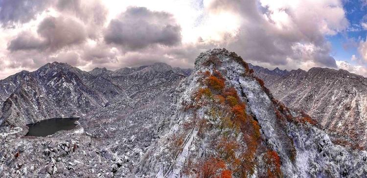 群峰披银装 景色若画卷