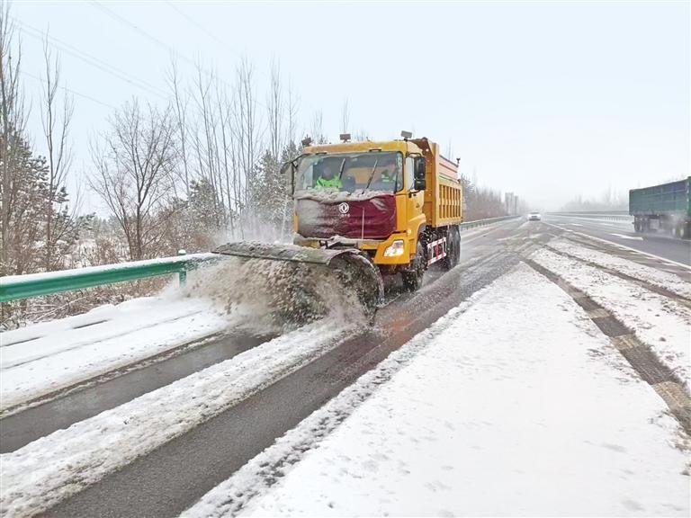 陕西高速：除雪保通 保障安全出行