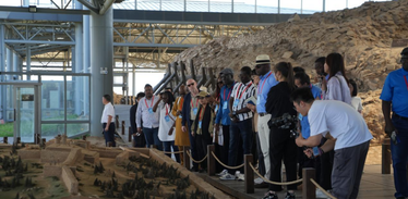 Diplomats from 16 Countries Explore the Origin of Chinese Civilization and Experience History at Shimao Ruins_fororder_微信图片_20241009151427