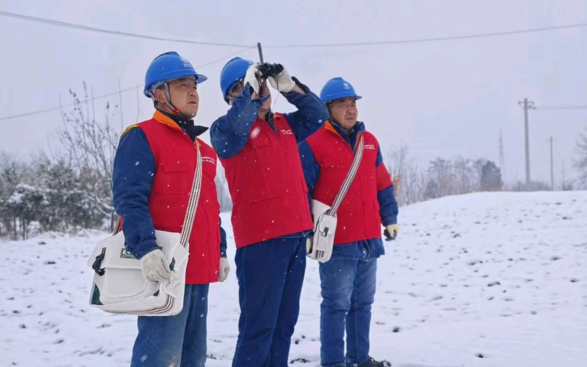 【万家灯火掌灯人】顶风踏雪巡线 守护万家灯火