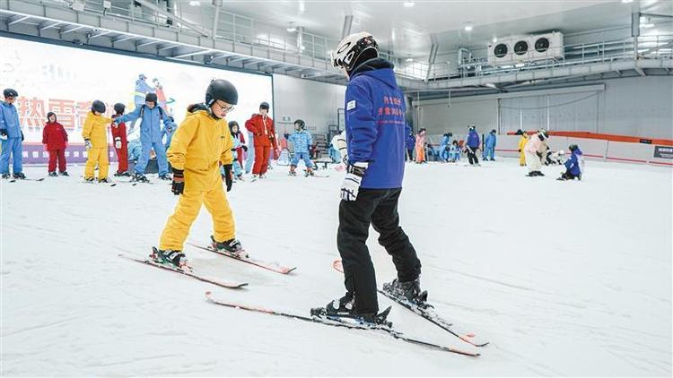 滑雪运动风正劲  西安冰雪产业“掘金”正当时