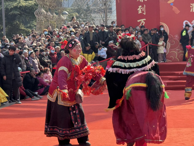 陕西渭南：锣鼓喧天贺元宵 秧歌起舞年味浓