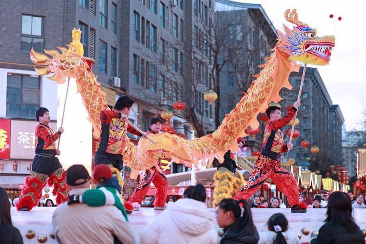 步行街夜晚年味浓