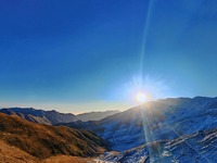 在拉脊山巅邂逅雪山日出