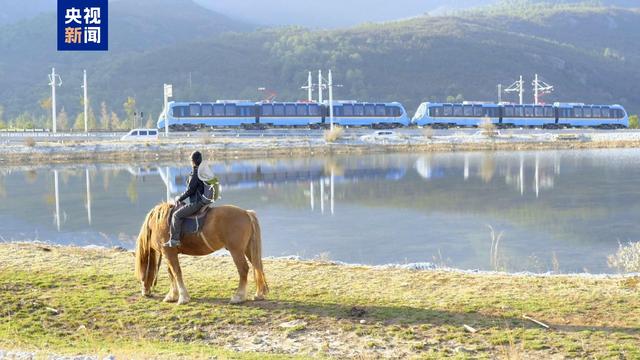 方便、快捷、舒适！丽江首条观光火车线路正式开通