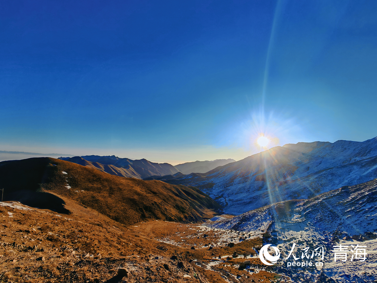 在拉脊山巅邂逅雪山日出