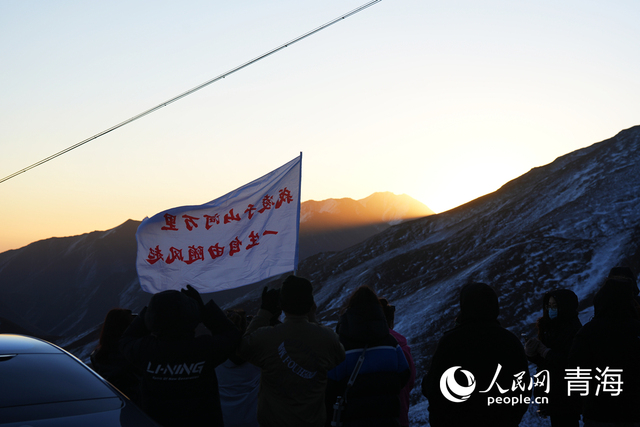 在拉脊山巅邂逅雪山日出