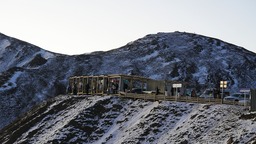 在拉脊山巅邂逅雪山日出